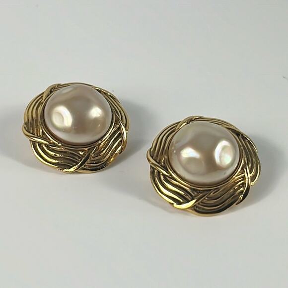 CHANEL Vintage Pearl Clip Earrings Gold tone x Beige Faux Pearl - Picture 1 of 7